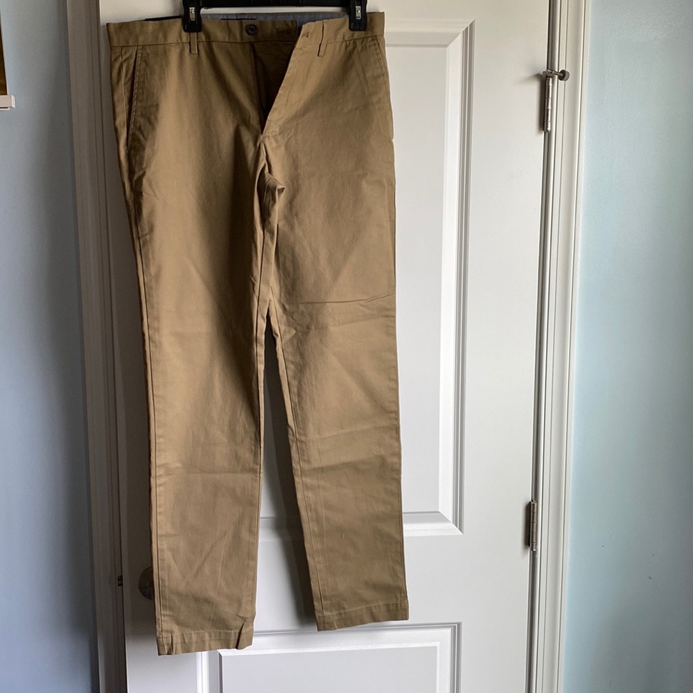 Banana Republic Mens stretch chinos. NWT. Brown. 33x34